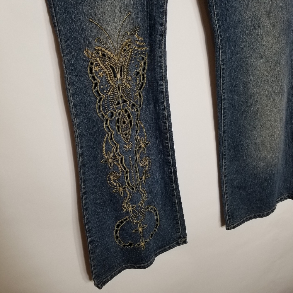 Younique Jeans Women's Size 9 Embroidered Butterfly Flare Bootcut Blue Denim - Picture 2 of 8